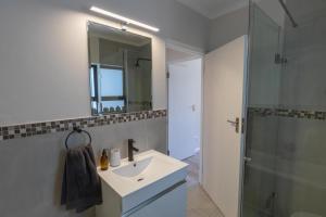 Ένα μπάνιο στο 8 Blue Tides Premium Blouberg Apartment with Table Mountain View +21 φωτογραφίες