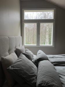 een slaapkamer met 2 bedden met kussens en een raam bij Lapland Dream Destinations in Rovaniemi