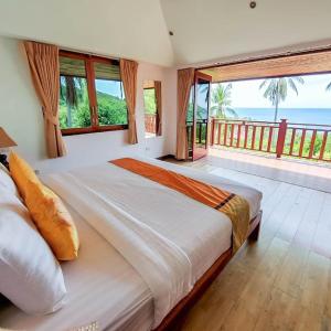 En eller flere senge i et værelse på Villa Vadee - Entire Private Villa, 4 Bedrooms, Large Swimming Pool, Ocean View