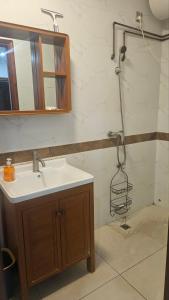 Ένα μπάνιο στο Nice Three Bedroom Apartment in Martintar Nadi