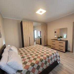 1 dormitorio con cama, tocador y espejo en Villa Dall'Angelo Suite Mountain Lake Endine Hospitality, en Endine Gaiano