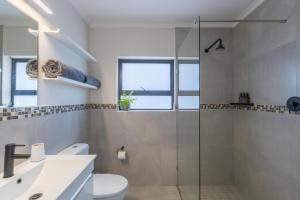 Ένα μπάνιο στο 8 Blue Tides Premium Blouberg Apartment with Table Mountain View +20 φωτογραφίες