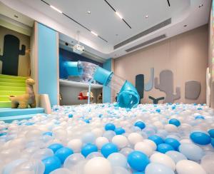 een kamer vol met veel blauwe en witte ballonnen bij 妙酒店阳朔西街漓江店 in Yangshuo