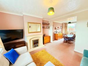 Una sala de estar con un sofá y una chimenea. en A Perfect Work Base & Family House in Fishpoads, en Bristol