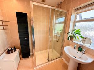 un baño con ducha y lavabo en A Perfect Work Base & Family House in Fishpoads, en Bristol 34 fotos más