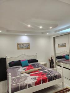 Postel nebo postele na pokoji v ubytování Sarajevo City Hall Apartment FREE WIFI