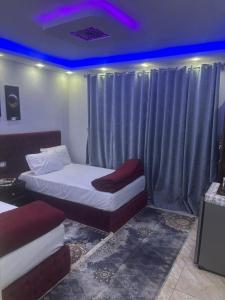 Giường trong phòng chung tại &Lina&pyramids view +32 ảnh