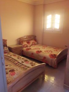 Ένα ή περισσότερα κρεβάτια σε δωμάτιο στο مرسي مطروح شقه مفروشه سوبر مطله علي فيو بانوراما للبحر +4 φωτογραφίες