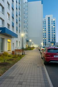 een parkeerplaats met auto's voor gebouwen bij ЖК Атамура in Promyshlennyy +15 foto's