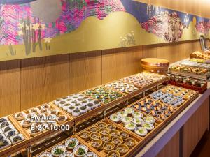 een vitrine gevuld met veel verschillende soorten gebak bij Mitsui Garden Hotel Nihonbashi Premier in Tokyo