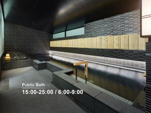 een zwembad in een gebouw met een zwembad bij Mitsui Garden Hotel Nihonbashi Premier in Tokyo