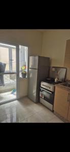 una cucina con frigorifero in acciaio inox e fornello di Gravereau a Oujda