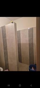 un bagno con doccia e WC di Gravereau a Oujda 1 altra foto