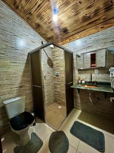 ein Badezimmer mit Dusche, Toilette und Waschbecken in der Unterkunft Quiosque Família Chalé Beija-Flor in Joanópolis + 26 Fotos