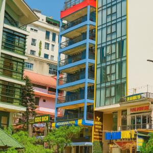 two images of a tall apartment building at Hoàng Hà Hotel Tam Đảo in Tam Ðảo +47 photos