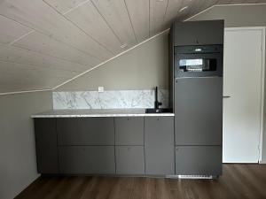 een keuken met een aanrecht en een fornuis bij Lapland Dream Destinations in Rovaniemi