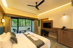 TV a/nebo společenská místnost v ubytování Dew Drops Jungle Resort