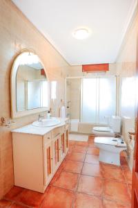 La senda del torio : حمام مع حوض ومرحاض ومرآة +24 صورة