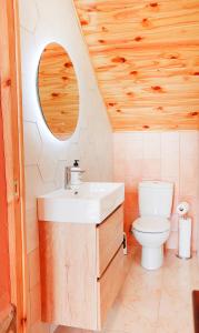 La senda del torio : حمام مع حوض ومرحاض