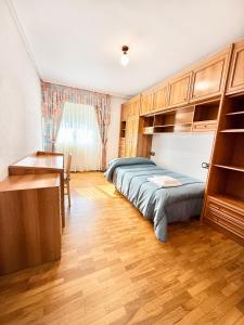 La senda del torio : غرفة نوم بها سرير ومكتب