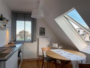 een keuken met een tafel en stoelen in een kamer bij Ferienwohnung Gretl Seeblick in Sassnitz