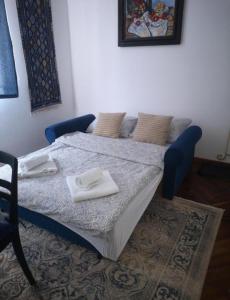 une chambre avec un lit avec deux serviettes blanches dessus dans l'établissement Weisz Room - City Center - Free Private Parking, à Carei