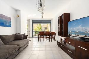 TV/trung tâm giải trí tại Bar Kochva 7 Apt 3 Tel Aviv