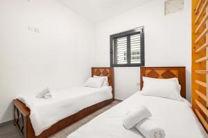 Giường trong phòng chung tại Bar Kochva 7 Apt 3 Tel Aviv