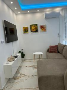 a living room with a couch and a table at Stan na dan Arte in Loznica