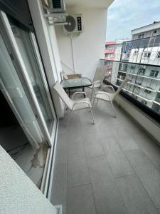 a balcony with chairs and a table on a building at Stan na dan Arte in Loznica