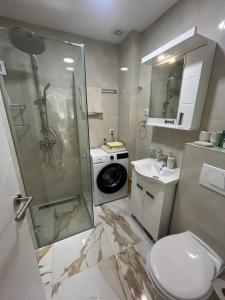 a bathroom with a shower and a toilet and a sink at Stan na dan Arte in Loznica