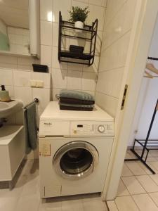 纽伦堡附近阿尔特多夫Altdorf Zentral 3, Stadtnähe NBG, 2 BR, 4 Pers的带水槽的浴室里的洗衣机