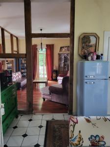 ein Wohnzimmer mit einem Kühlschrank und einem Sofa in der Unterkunft Ferienwohnung Lindenhof in Mittelhof