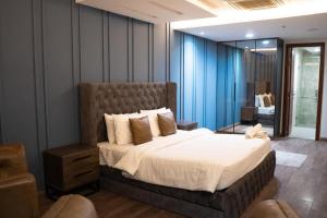 Ένα ή περισσότερα κρεβάτια σε δωμάτιο στο Casadel Apartments at Goldcrest Residency