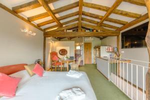 een woonkamer met een witte bank en een keuken bij Relais du Bois Saint Georges - Hôtel de Charme in Saintes