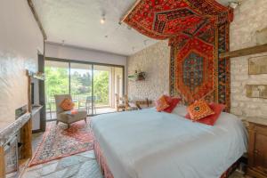 een slaapkamer met een bed met een kleed aan de muur bij Relais du Bois Saint Georges - Hôtel de Charme in Saintes +63 foto's