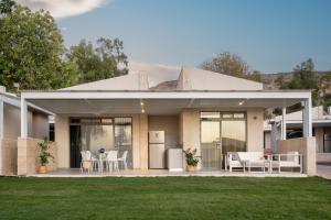 恩格夫因戈夫假日度假酒店的房屋设有门廊,配有桌椅