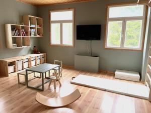 een woonkamer met een tafel en een tv bij Lapland Dream Destinations in Rovaniemi