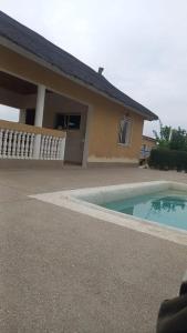 una casa con piscina delante de una casa en Keur mame, en Fimela