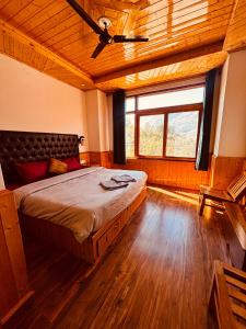 En eller flere senge i et værelse på House of Paws Manāli + 21 billeder