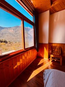 En eller flere senge i et værelse på House of Paws Manāli