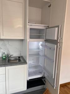诺维萨德Apartman Sunce Novi Sad的厨房里有一台空冰箱，门敞开着