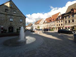 纽伦堡附近阿尔特多夫Altdorf Zentral 3, Stadtnähe NBG, 2 BR, 4 Pers的街道中间有建筑物的喷泉