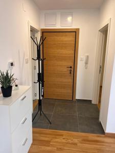 诺维萨德Apartman Sunce Novi Sad的一间设有木门和木地板的客房 更多5张照片