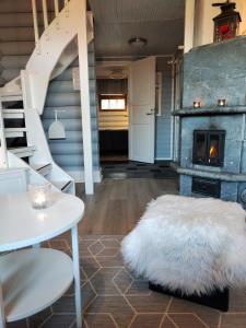 Posezení v ubytování Söpö mökki Himoksella palveluiden vieressä