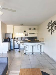 een keuken met een tafel en stoelen bij T2 avec terrasse & garage privé, Proche Jaude in Chamalières