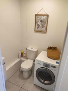 a bathroom with a toilet and a washing machine at T2 avec Terrasse & Garage Privé - 53m2 - Proche Jaude in Chamalières