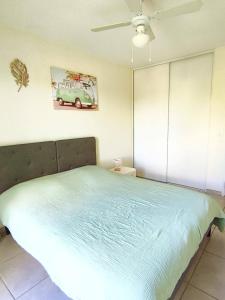 een slaapkamer met een bed met een groene sprei bij T2 avec terrasse & garage privé, Proche Jaude in Chamalières +12 foto's