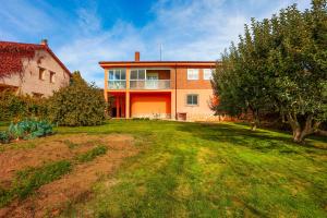 La senda del torio : منزل من الطوب كبير مع ساحة أمامه