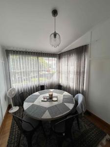 Posezení v ubytování Renovated home in central location